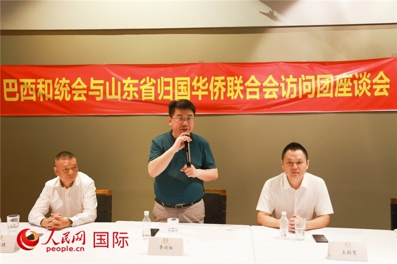 中國僑聯(lián)副主席、山東省僑聯(lián)主席李興鈺（中）在座談會上致辭。人民網(wǎng)記者 陳海琪攝