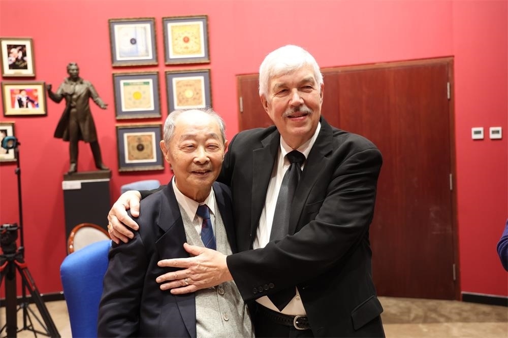 費城交響樂團小提琴演奏家戴維·布斯與原中央樂團小提琴演奏家朱信人50年后再相聚。