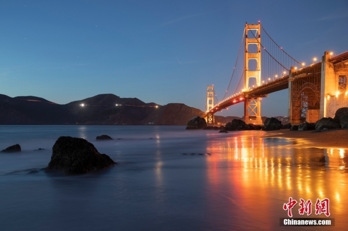 當?shù)貢r間10月29日，美國舊金山金門大橋在海浪和夜色的襯托下美如一幅畫。<a target='_blank' href='/'><p class=