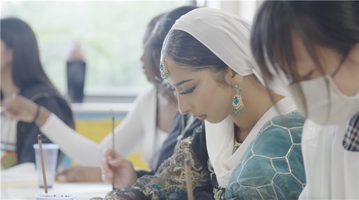 學(xué)生學(xué)習(xí)中國(guó)書(shū)法。帕特里克·謝德-西蒙茲攝