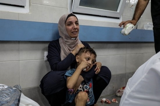 11月3日，人們在加沙城希法醫(yī)院接受治療。新華社發(fā)