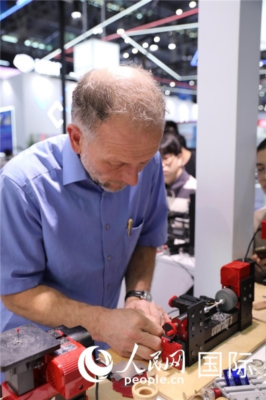 第25屆中國國際高新技術(shù)成果交易會15日在深圳開幕，圖為展商現(xiàn)場演示精密加工工具。人民網(wǎng)記者 魯揚攝