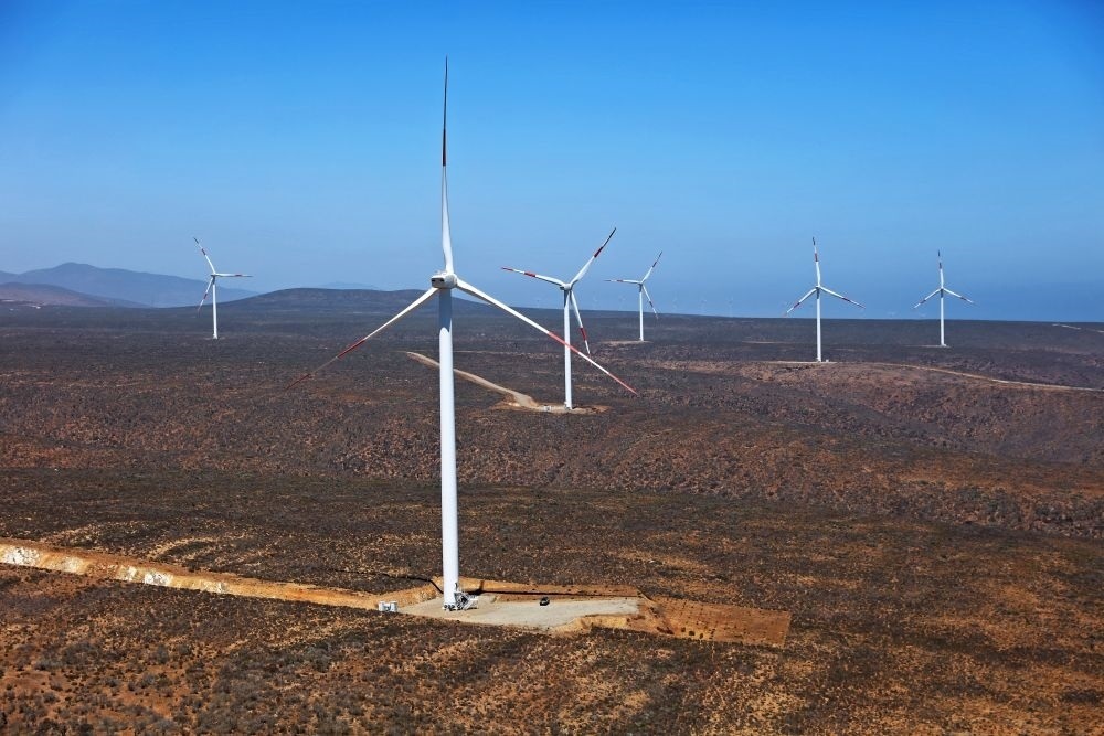 這是2023年2月14日拍攝的位于智利中部沿海的蓬塔謝拉風電場。蓬塔謝拉風電場是中國在智利投資建設的首個風電場，2018年正式投產(chǎn)發(fā)電，可滿足13萬戶家庭的用電需求，同時每年還能減少15.7萬噸碳排放。