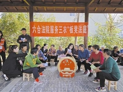  圖③：干警向附近農(nóng)戶解讀相關(guān)法律法規(guī)。