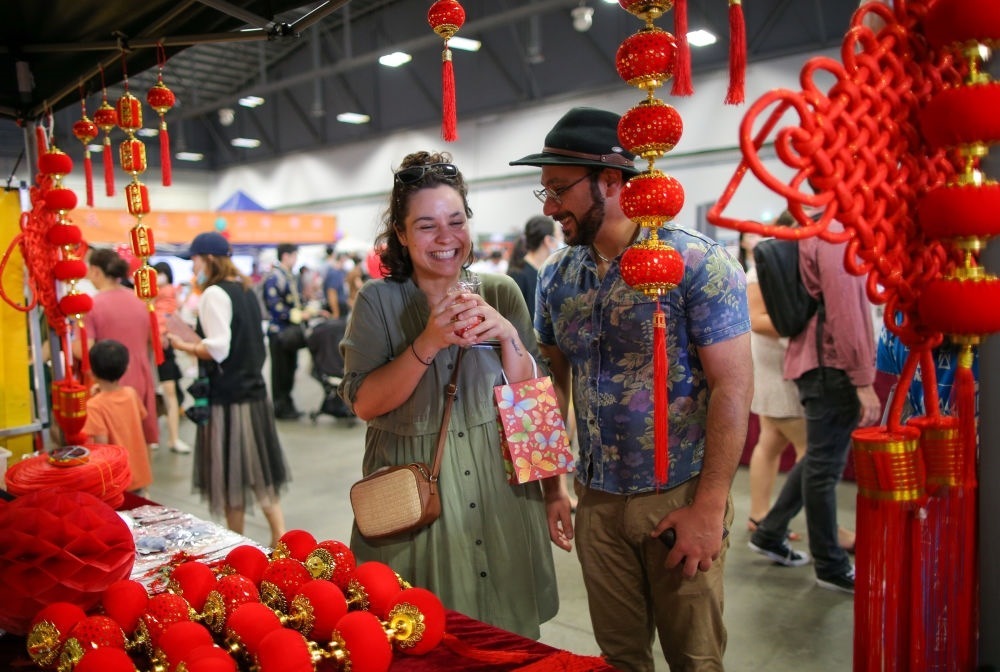 2023年1月21日，在新西蘭奧克蘭舉行的迎接中國農(nóng)歷春節(jié)活動上，人們購買新春裝飾品。這個活動吸引當?shù)厣先f名各族裔民眾聚集一起，共迎中國春節(jié)。