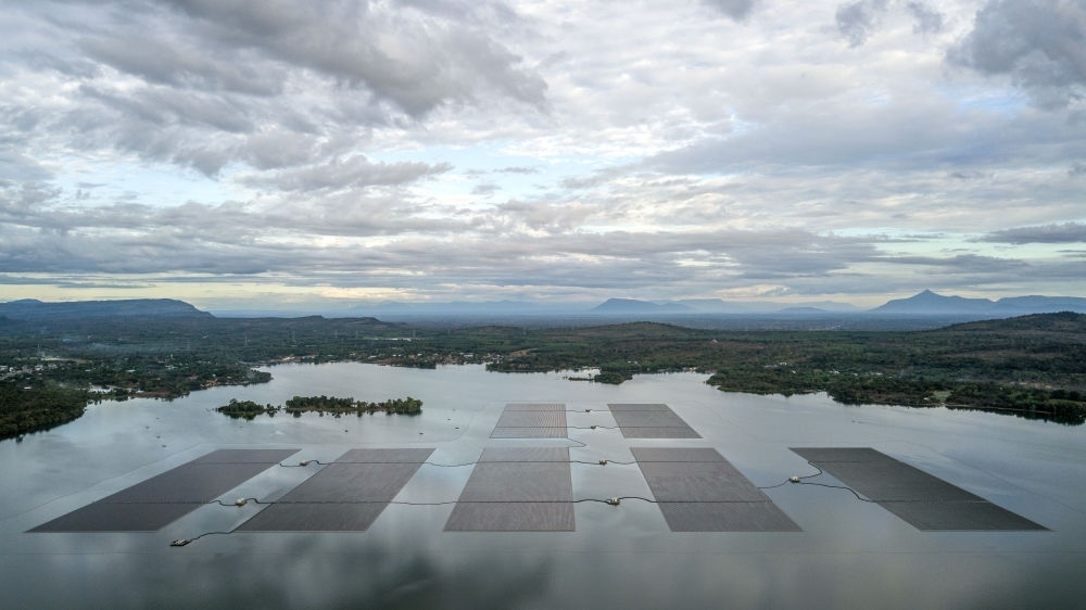 這是2022年12月8日在泰國烏汶府詩琳通水庫拍攝的浮體光伏項目（無人機照片）。中泰兩國聯(lián)合修建的浮體光伏項目2021年10月投入商業(yè)運營。中國制造的電池板不斷將日光轉化為清潔電能，輸送至當?shù)厍Ъ胰f戶。