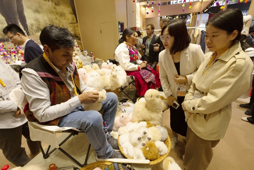 2023年11月7日，秘魯羊駝毛制品手藝人馬馬尼大叔在中國上海舉辦的第六屆進博會上展示羊駝玩偶制作工藝。秘魯特色羊駝毛制品連續(xù)六屆在進博會上亮相，收獲大量訂單。進博會大舞臺讓秘魯傳統(tǒng)手藝人有了更廣闊的發(fā)展空間。