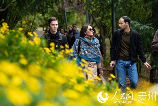 歐亞國家媒體記者走進觀山湖公園。人民網(wǎng) 陽茜攝