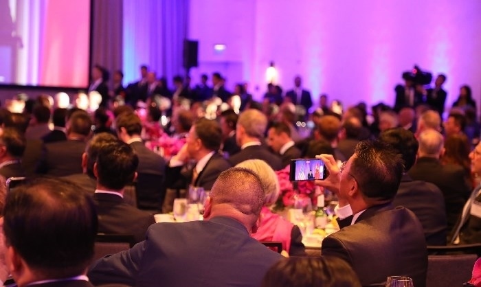 當(dāng)?shù)貢r(shí)間11月15日晚，國(guó)家主席習(xí)近平在美國(guó)舊金山出席美國(guó)友好團(tuán)體聯(lián)合舉行的歡迎宴會(huì)。在熱烈的掌聲中，習(xí)近平發(fā)表重要演講。圖為參加晚宴人士認(rèn)真聆聽(tīng)演講。人民日?qǐng)?bào)記者 李志偉 攝