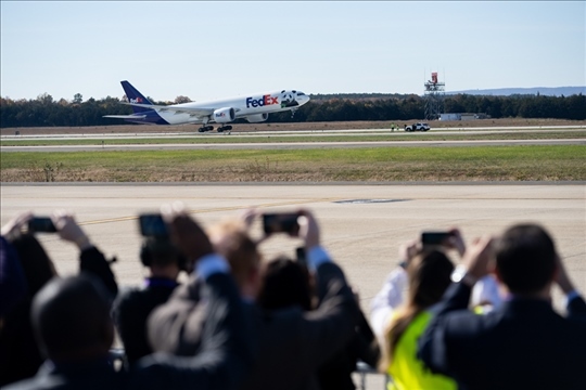 2023年11月8日，運(yùn)送大熊貓的專機(jī)從美國(guó)弗吉尼亞州的華盛頓杜勒斯國(guó)際機(jī)場(chǎng)起飛。旅居美國(guó)的大熊貓“美香”“添添”和它們?cè)谌A盛頓出生并長(zhǎng)大的雄性幼崽“小奇跡”當(dāng)天啟程返回中國(guó)。新華社記者 劉杰攝
