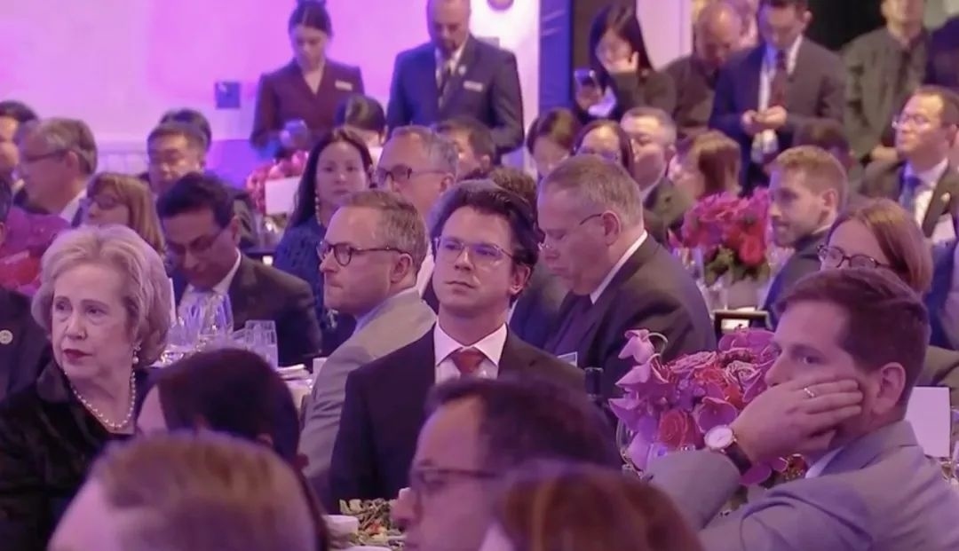 △當(dāng)?shù)貢r間11月15日晚，習(xí)近平主席在美國友好團(tuán)體聯(lián)合歡迎宴會上發(fā)表演講。圖為參加宴會的人士認(rèn)真聆聽演講。