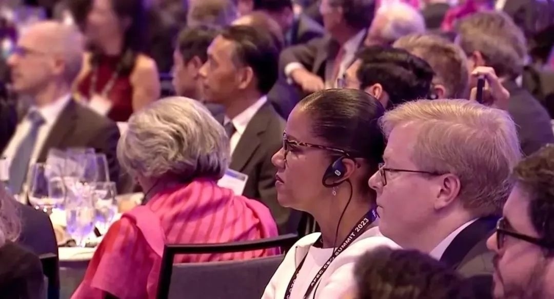 △參加宴會的人士認(rèn)真聆聽演講。