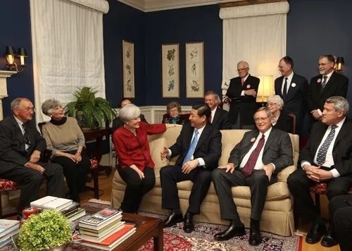 △2012年2月15日，習(xí)近平在前艾奧瓦州友好省州委員會委員蘭蒂夫人（左三）的家中回憶1985年訪問該地時的情景。