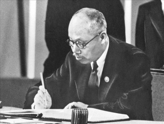 董必武在《聯(lián)合國(guó)憲章》上簽名。新華社發(fā)