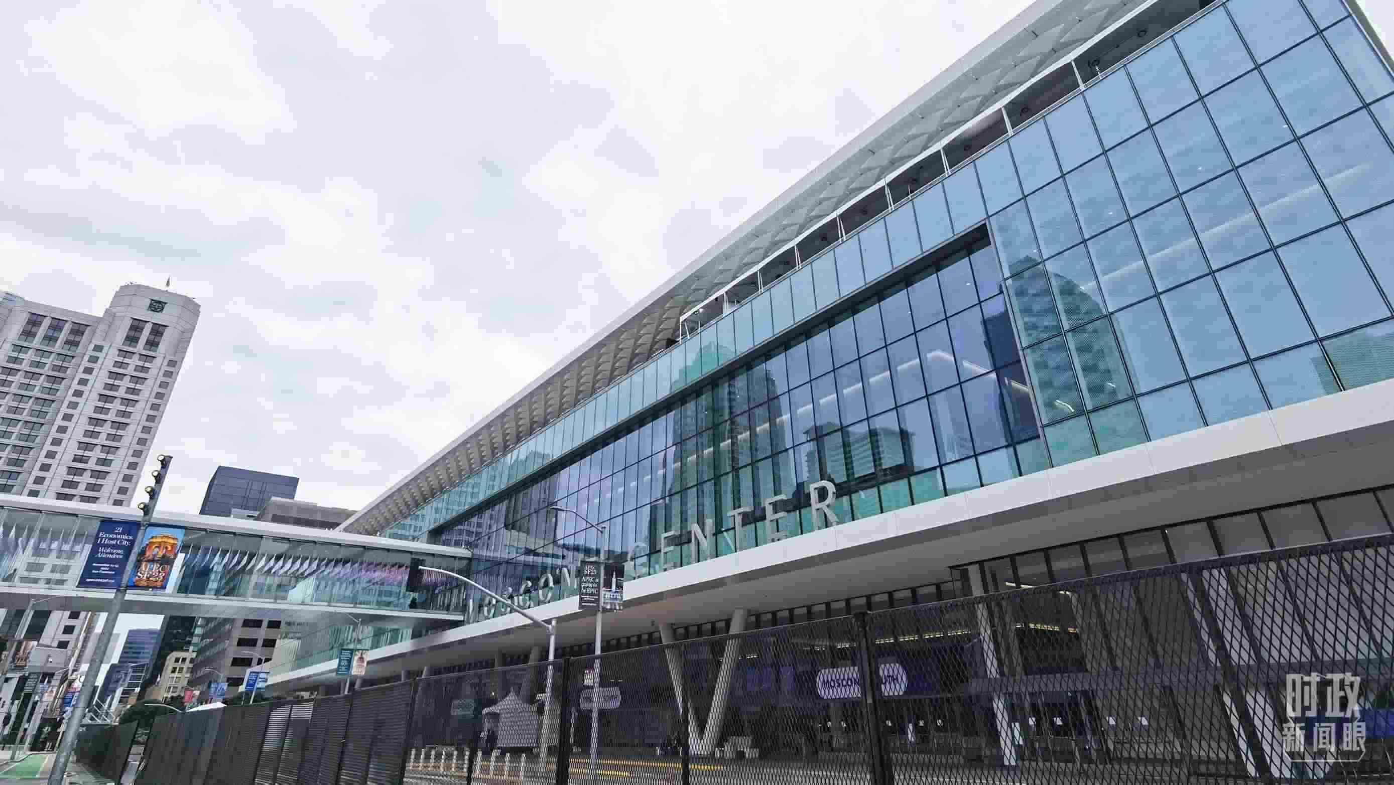 △美國舊金山，莫斯康中心，APEC第三十次領(lǐng)導(dǎo)人非正式會議在這里舉行。（總臺央視記者曹亞星拍攝）