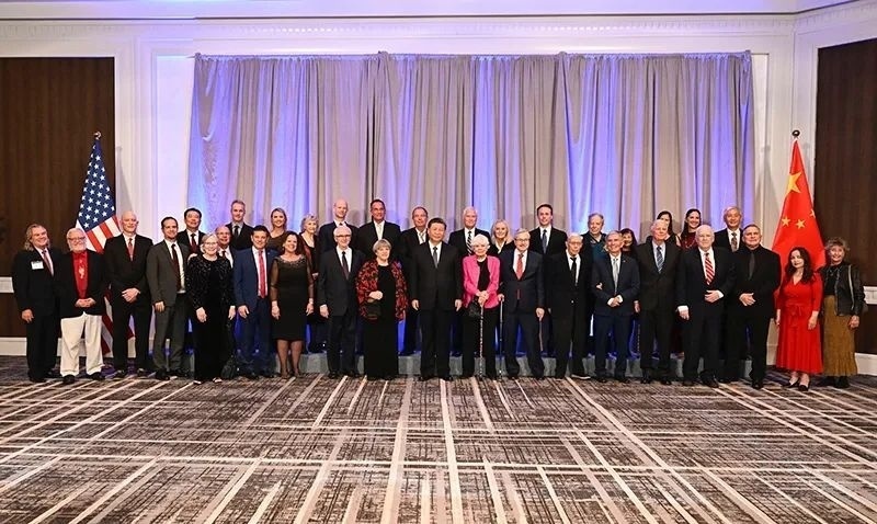 △宴會開始前，習(xí)近平主席會見飛虎隊(duì)和史迪威將軍后人、鼓嶺、艾奧瓦州、華盛頓州等方面友好人士代表，同他們親切交談并合影留念。