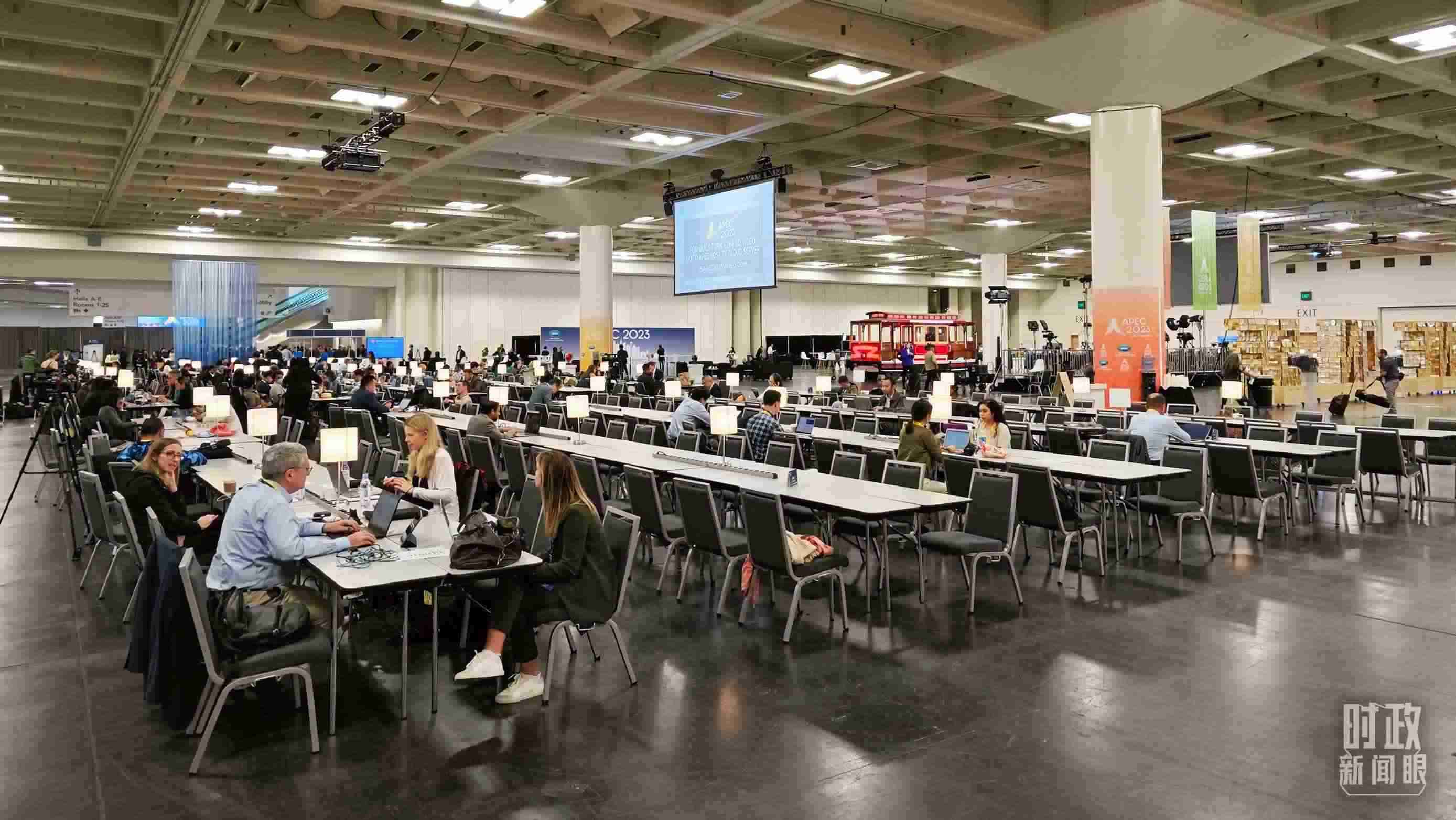 △APEC會議國際媒體中心，各國記者正在工作。（總臺央視記者王哈男拍攝）