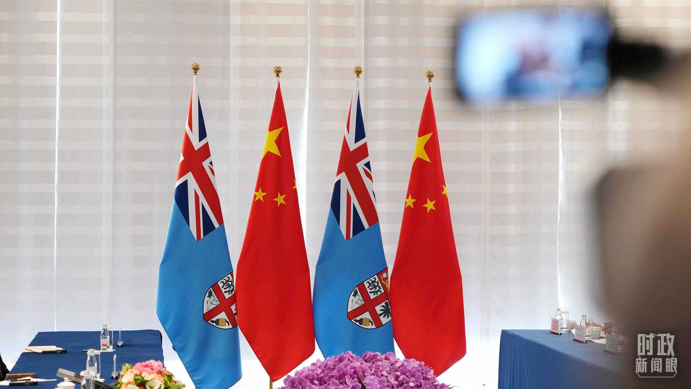 △會談現(xiàn)場的中斐兩國國旗。（總臺國廣記者李晉拍攝）