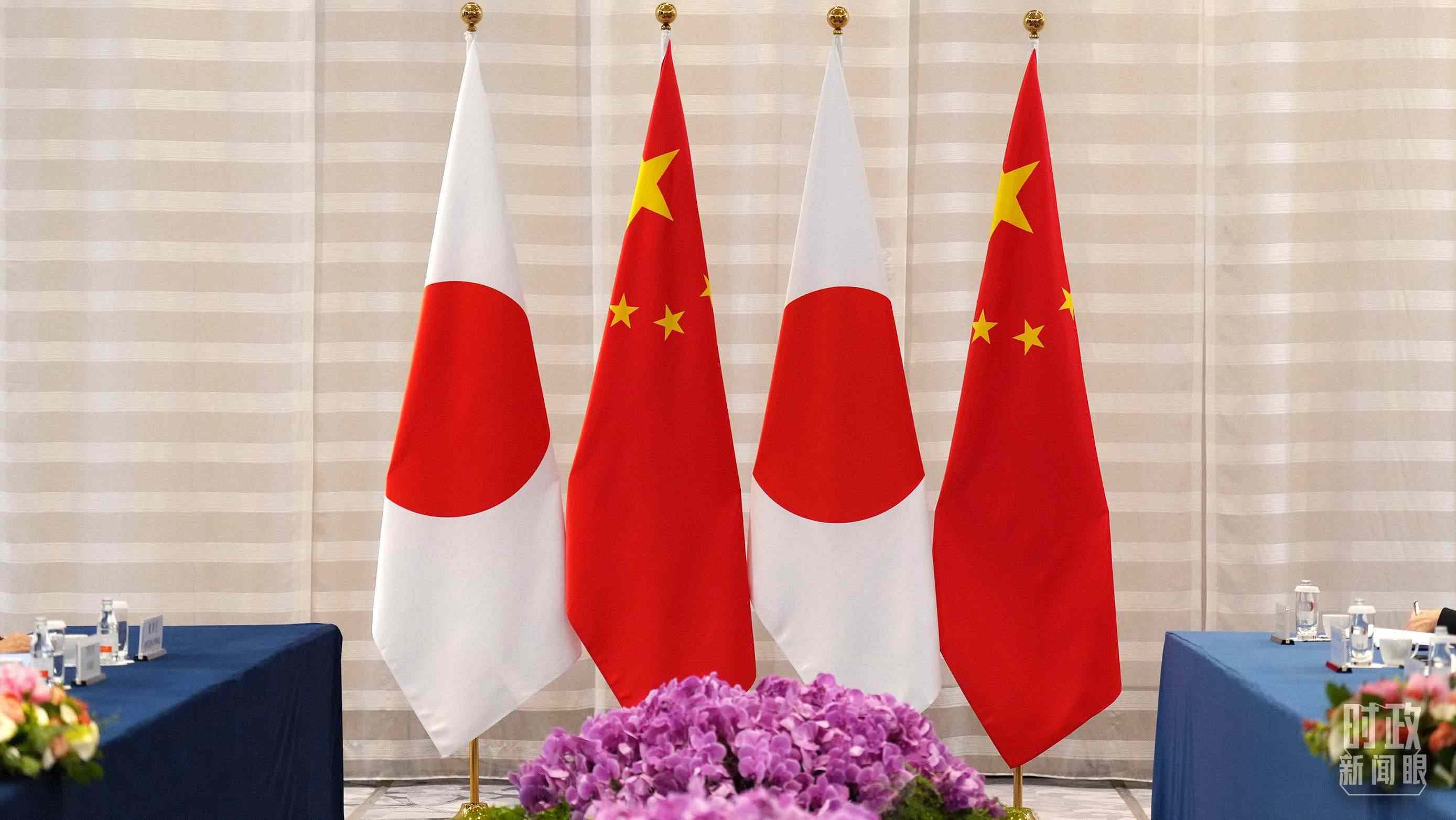 △會談現(xiàn)場的中日兩國國旗。（總臺國廣記者李晉拍攝）