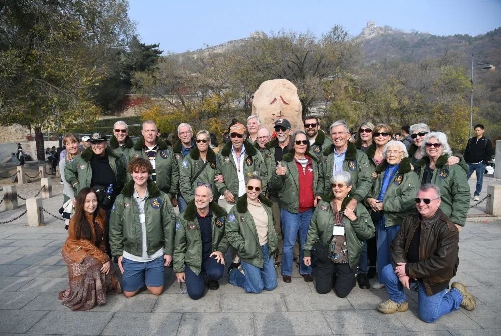 △2023年10月29日，飛虎隊(duì)老兵莫耶一行人在北京八達(dá)嶺長城合影留念。