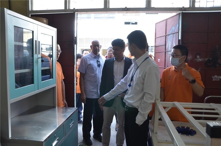 喬治敦公立醫(yī)院執(zhí)行院長接收捐贈物資。第十九期中國援圭亞那醫(yī)療隊(duì)供圖