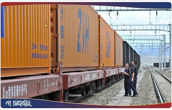 ｜｜新疆阿拉山口，中歐班列從這里經(jīng)過