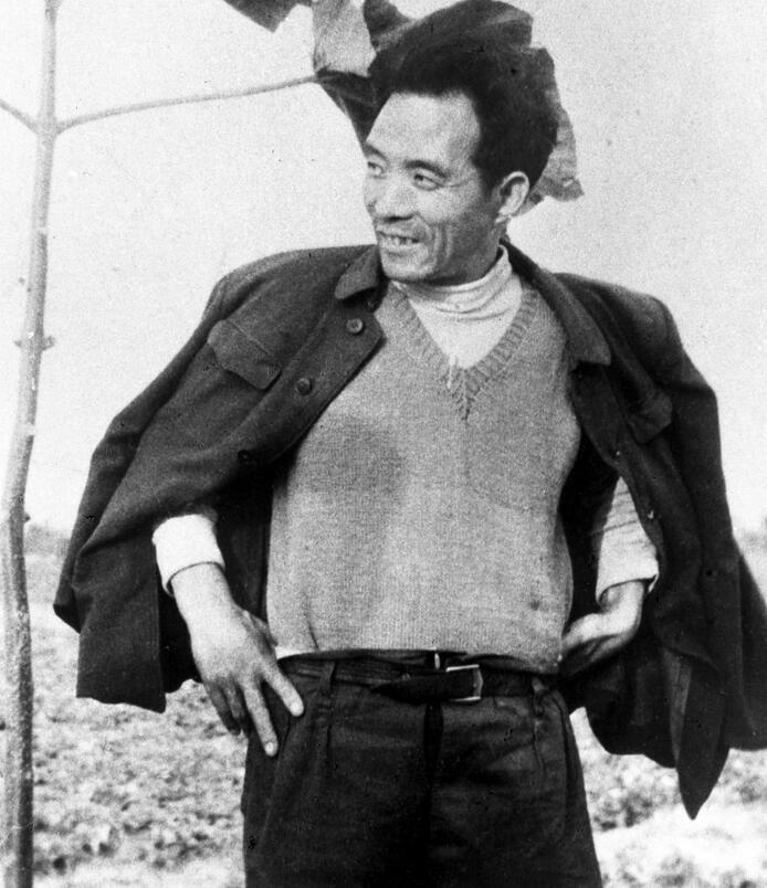 這是焦裕祿當(dāng)年滿懷豪情地在泡桐樹前留影。新華社發(fā)（1990年5月10日發(fā)）