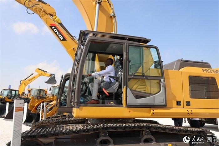 嘉賓參觀體驗山東重工產(chǎn)品。人民網(wǎng)記者 任皓宇攝