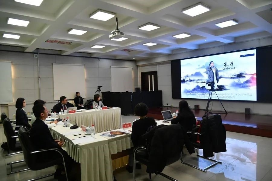 與會嘉賓觀看由美洲中心策劃制作的“一帶一路”主題視頻節(jié)目《習語用典——大道不孤 眾行致遠》。