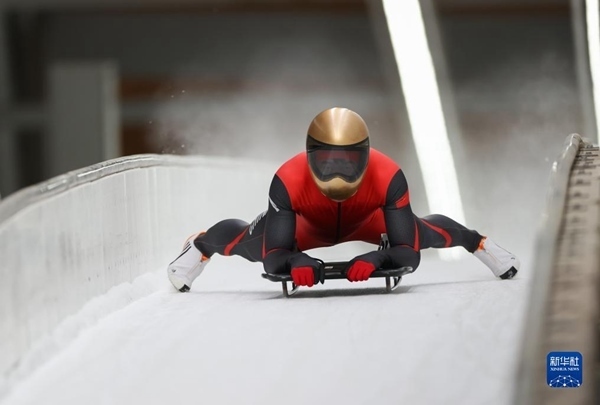 11月25日，天津隊選手閆文港在比賽中抵達終點。新華社記者 王楷焱 攝