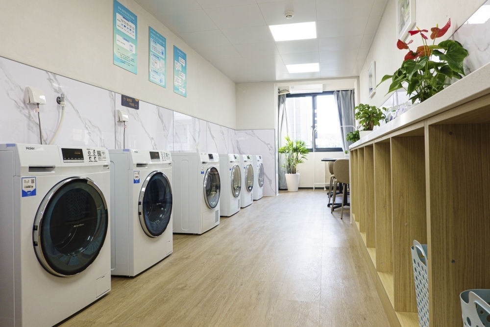 閔行區(qū)新時(shí)代城市建設(shè)者管理者之家的共享廚房和共享洗衣房。