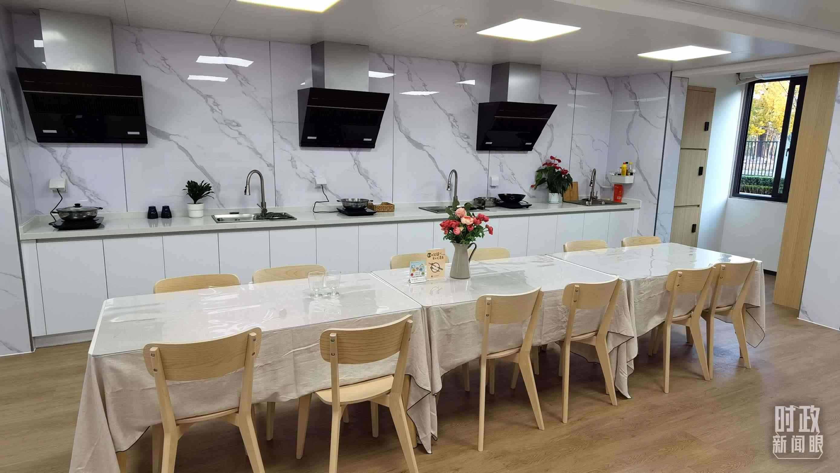 △閔行區(qū)新時代城市建設(shè)者管理者之家內(nèi)的共享廚房。（總臺央視記者郭鴻拍攝）