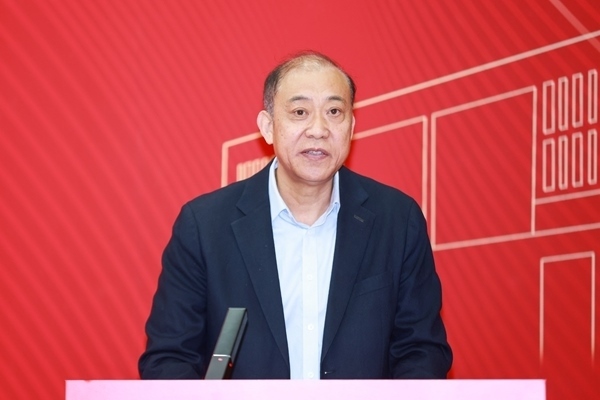 《教育踐悟錄》作者、中央財經(jīng)大學黨委書記何秀超。受訪者供圖