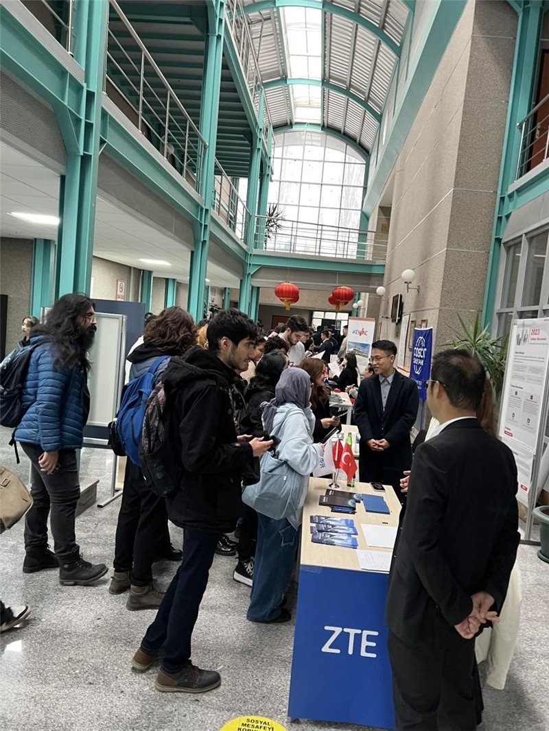 土耳其大學(xué)生在中企展臺交流。主辦方供圖