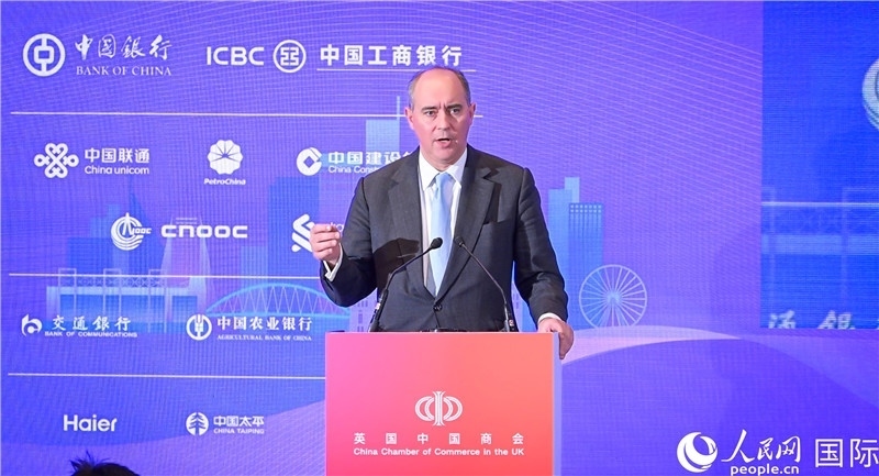 英國商業(yè)貿(mào)易部國務(wù)大臣（投資大臣）多米尼克·約翰遜與會。人民網(wǎng) 郭錦標(biāo)攝