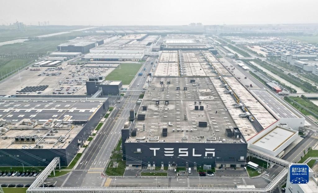 這是在中國（上海）自由貿(mào)易試驗區(qū)臨港新片區(qū)拍攝的特斯拉上海超級工廠（2023年9月26日攝，無人機(jī)照片）。新華社記者 劉穎 攝