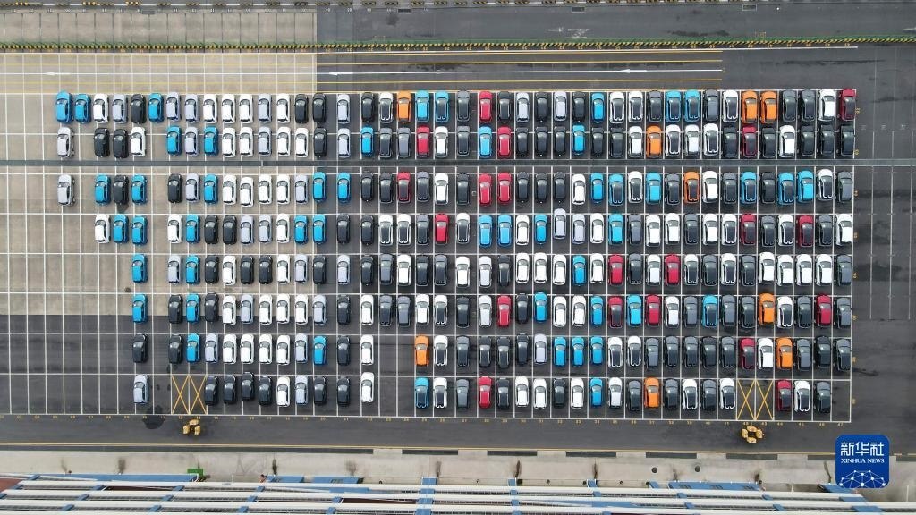 這是2023年7月9日在上海外高橋海通汽車碼頭拍攝的等待裝船運(yùn)往澳大利亞的上汽MG品牌汽車和新能源車（無人機(jī)照片）。新華社記者 方喆 攝