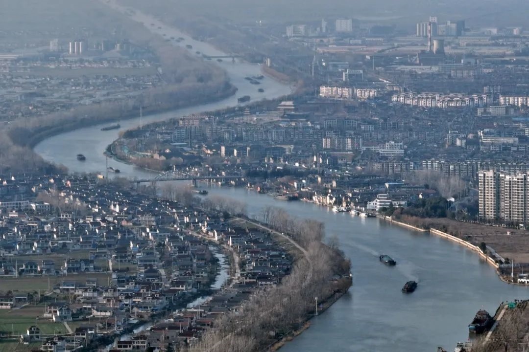 2月16日，貨船行駛在京杭大運(yùn)河江蘇寶應(yīng)段。新華社發(fā)（沈冬兵攝）