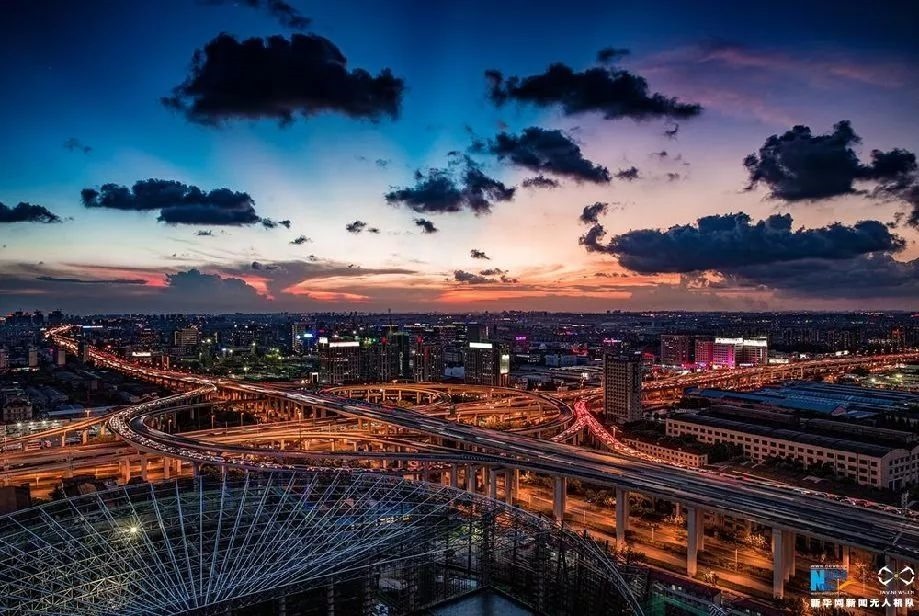 傍晚時(shí)刻的上海立交橋。新華網(wǎng)發(fā) 田橫 攝