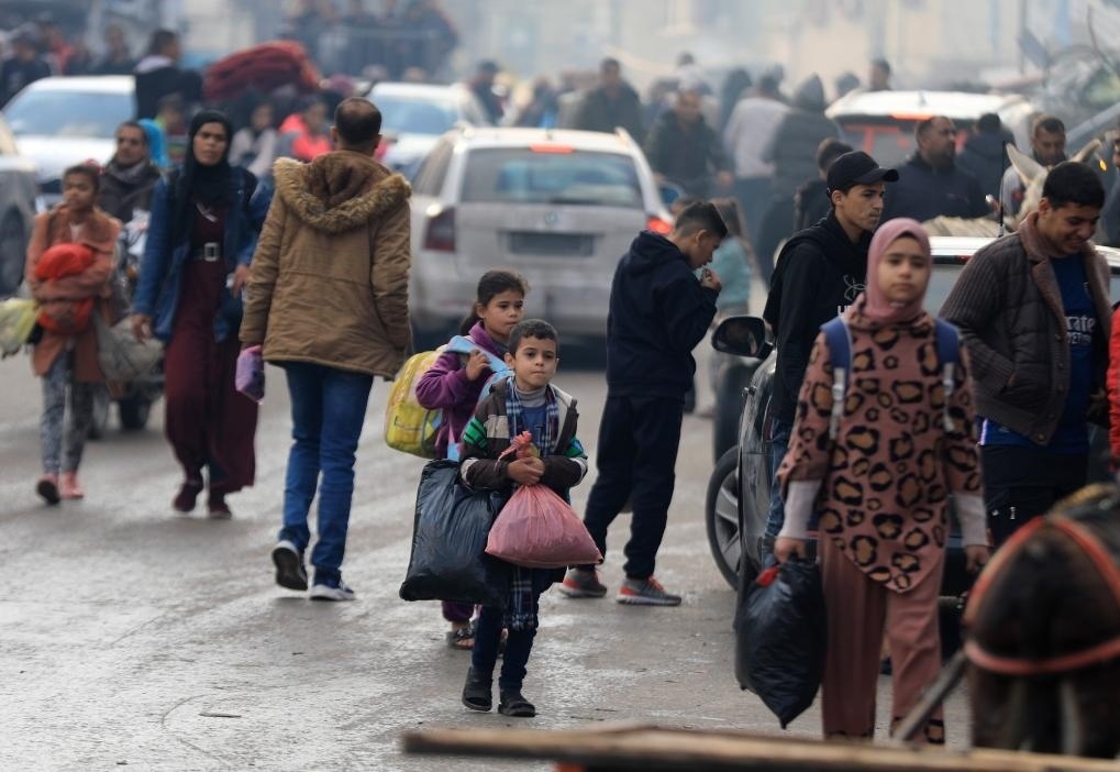 12月1日，在加沙地帶南部城市汗尤尼斯，人們?cè)谝攒娀謴?fù)軍事行動(dòng)后逃離家園。新華社發(fā)（亞西爾·庫(kù)迪攝）