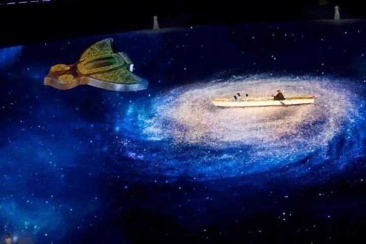 杭州第4屆亞殘運(yùn)會閉幕式上，吉祥物飛飛幻化回良渚玉鳥的模樣，盤旋于夜色之中。記者 倪雁強(qiáng) 董旭明 攝