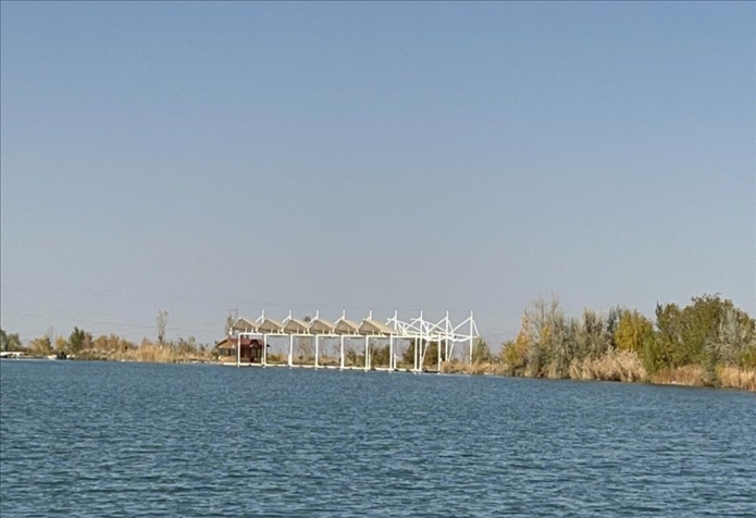 2023年11月1日，督察組拍攝到弱水花海景區(qū)建有人工湖及水上游樂設(shè)施。（中央第四生態(tài)環(huán)境保護(hù)督察組供圖）