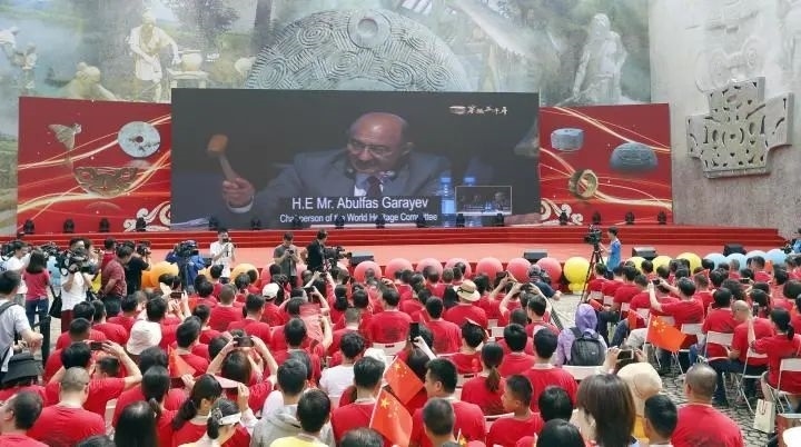 2019年7月6日，杭州市民揮舞國旗慶祝良渚古城遺址獲準(zhǔn)列入世界遺產(chǎn)名錄。記者 吳煌 倪雁強(qiáng) 攝