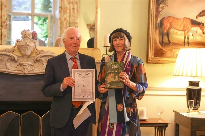 艾倫·麥克法蘭教授為漢密爾頓頒發(fā)文學(xué)類終身成就獎。雨珊攝