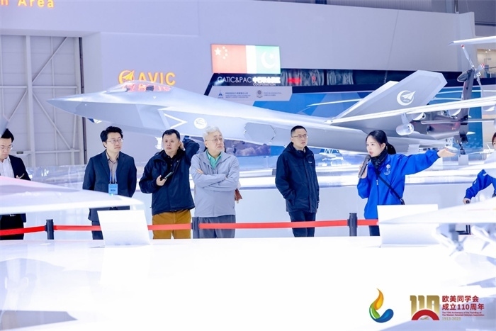 參會(huì)嘉賓和留學(xué)歸國(guó)人員參觀珠海太空中心。主辦方供圖