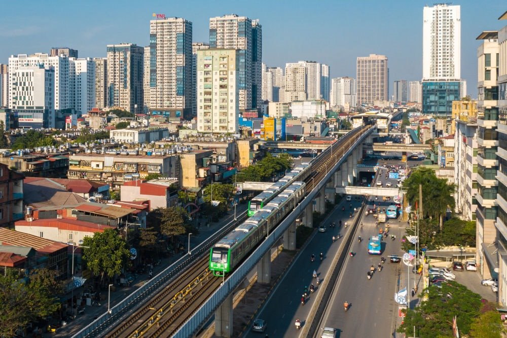 2021年12月1日，在越南首都河內(nèi)，列車在吉靈-河?xùn)|輕軌線上行駛。新華社發(fā)（中鐵六局河內(nèi)輕軌項目部供圖）