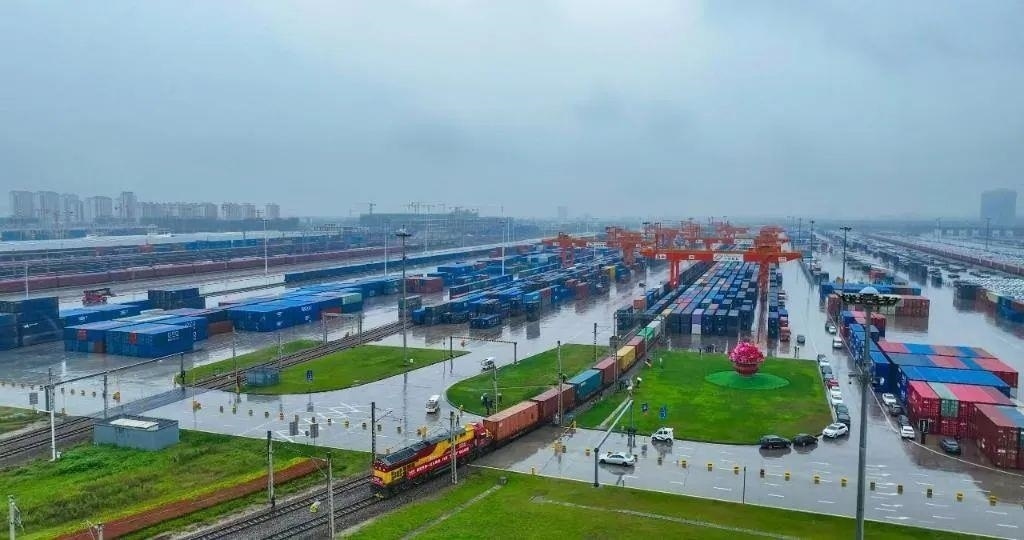 △2023年9月28日，中歐班列長(zhǎng)安號(hào)第20000列從陜西西安國(guó)際港站開(kāi)出。