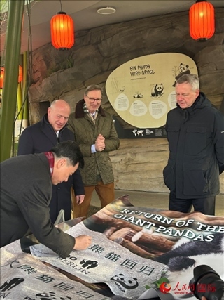 吳墾大使簽名。人民網(wǎng)記者 徐馨攝