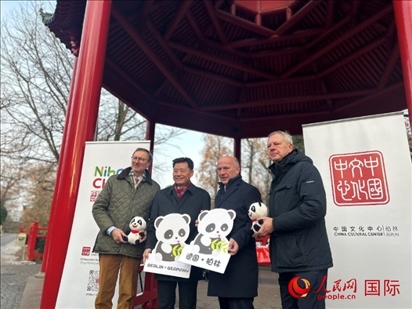 中國文化中心組織的主題活動現(xiàn)場。從左至右依次為柏林動物園園長克尼里姆、中國駐德國大使吳懇、柏林市長韋格納、柏林動物園監(jiān)事會主席布魯克曼。人民網(wǎng)記者 徐馨攝