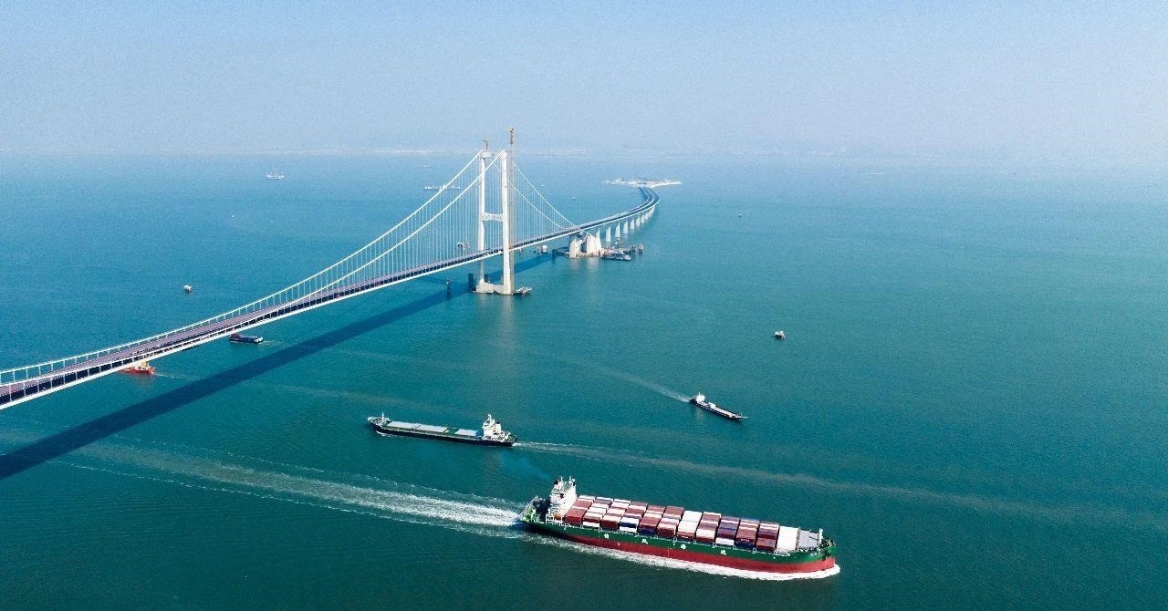 △2023年11月28日，國家重大工程深中通道海底沉管隧道貫通。